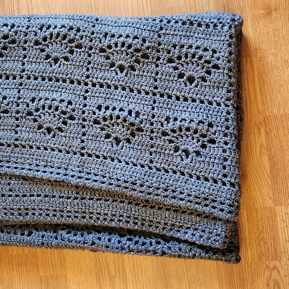 Handmade Gray Lacy Shell Pattern Throw  72"x 47" - Picture 5 of 6